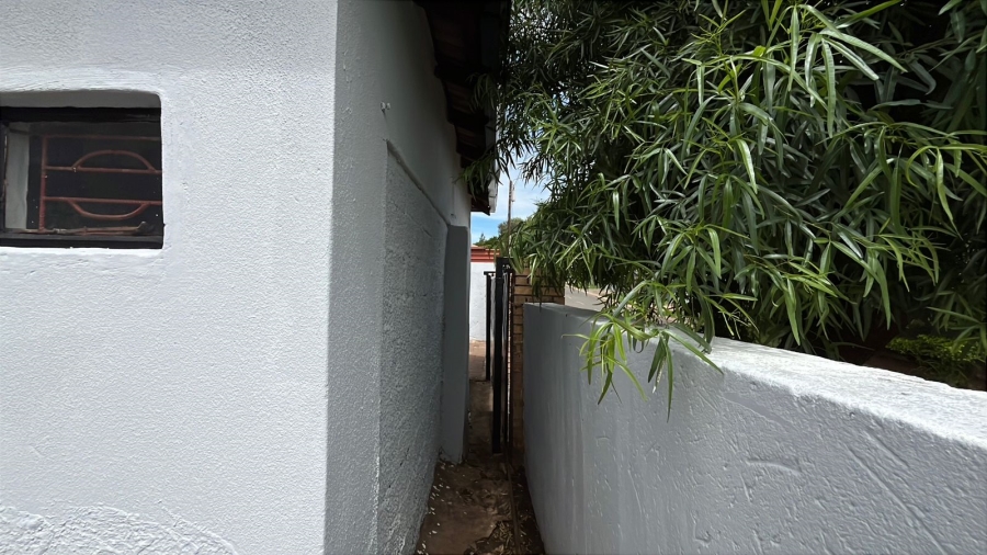 4 Bedroom Property for Sale in Clayville Industria Gauteng