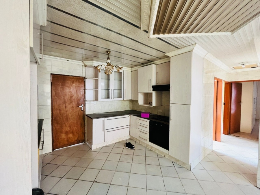 4 Bedroom Property for Sale in Clayville Industria Gauteng