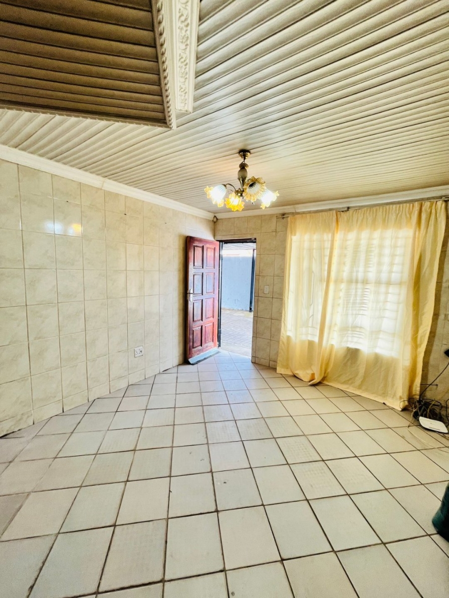 4 Bedroom Property for Sale in Clayville Industria Gauteng