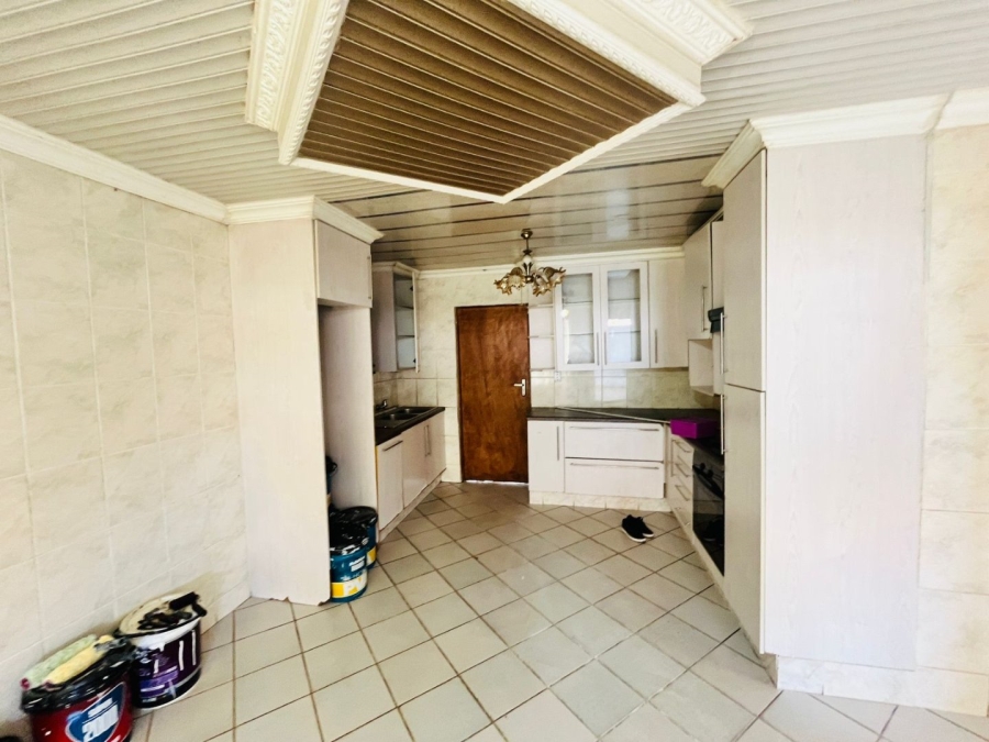 4 Bedroom Property for Sale in Clayville Industria Gauteng