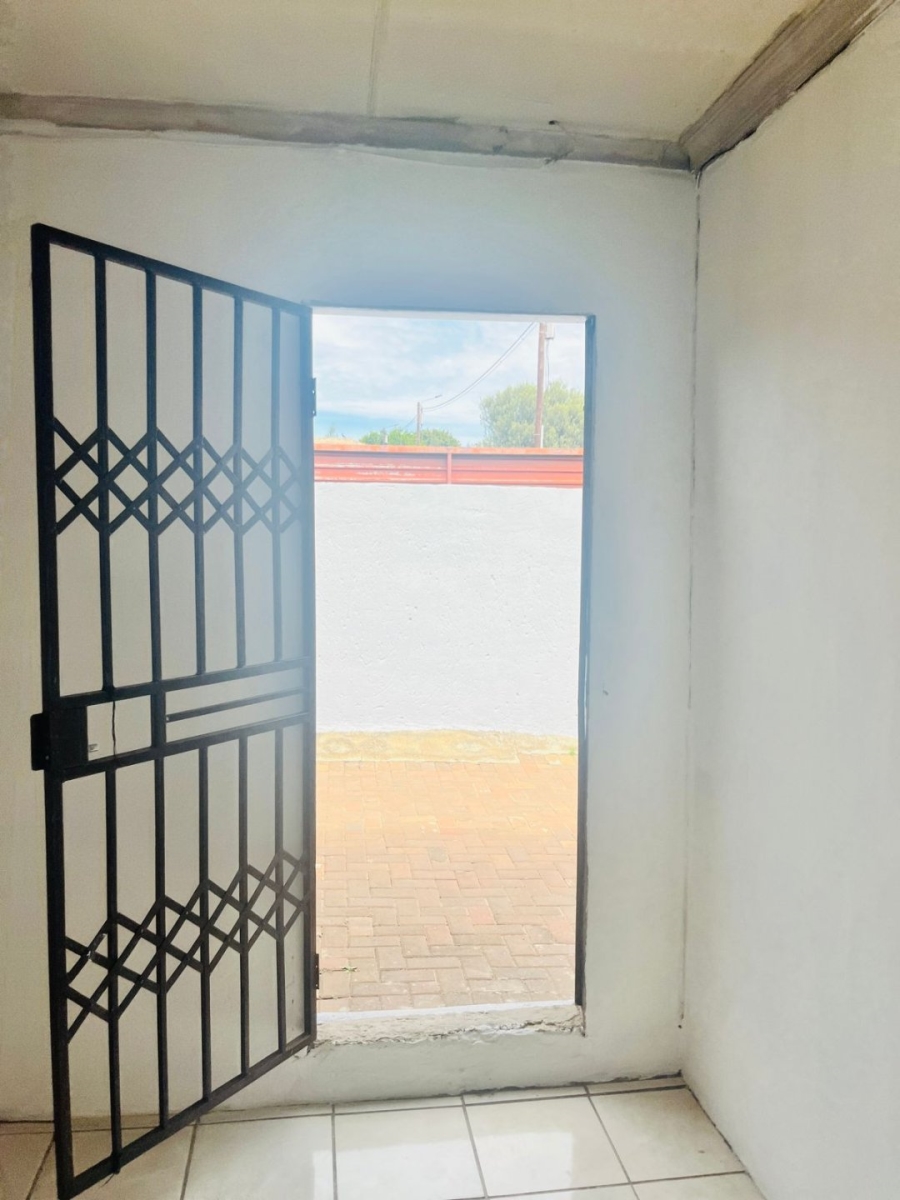 4 Bedroom Property for Sale in Clayville Industria Gauteng