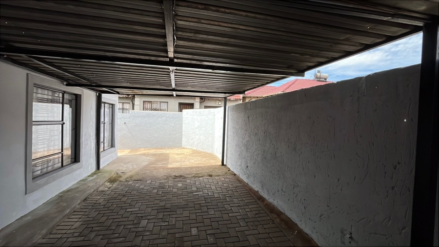 4 Bedroom Property for Sale in Clayville Industria Gauteng