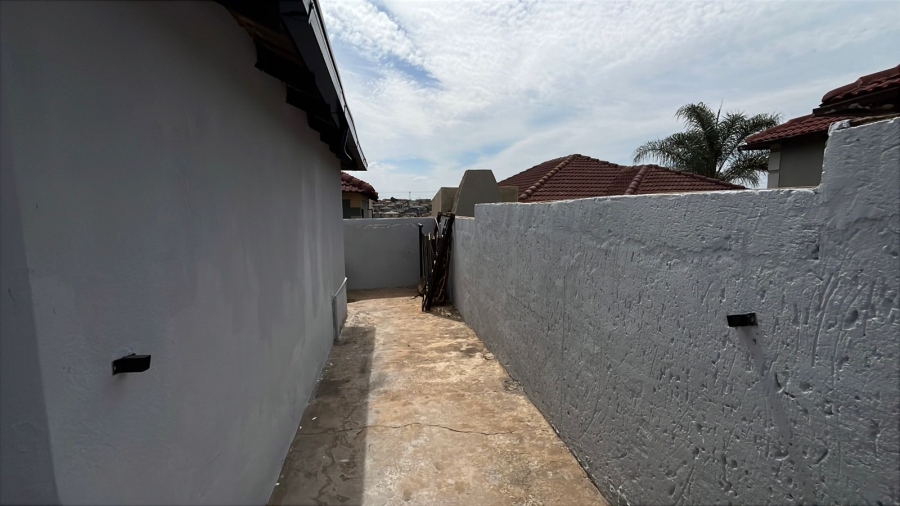 4 Bedroom Property for Sale in Clayville Industria Gauteng