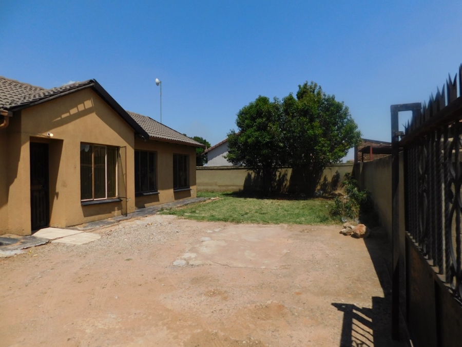 To Let 3 Bedroom Property for Rent in Daveyton Gauteng