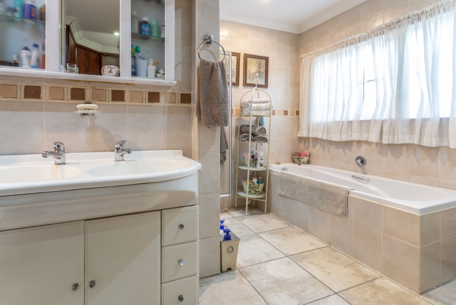 5 Bedroom Property for Sale in Radiokop Gauteng