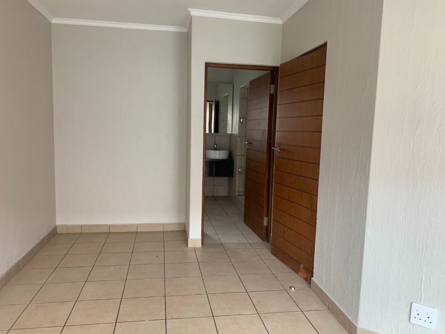 To Let 2 Bedroom Property for Rent in Fourways Gauteng