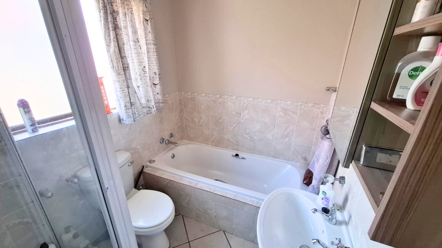 2 Bedroom Property for Sale in Noordwyk Gauteng