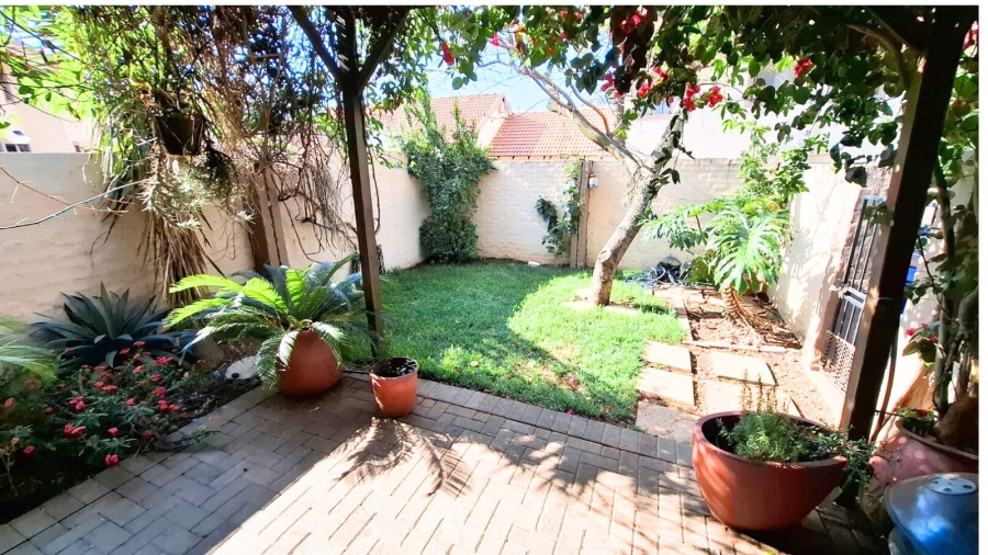 2 Bedroom Property for Sale in Noordwyk Gauteng