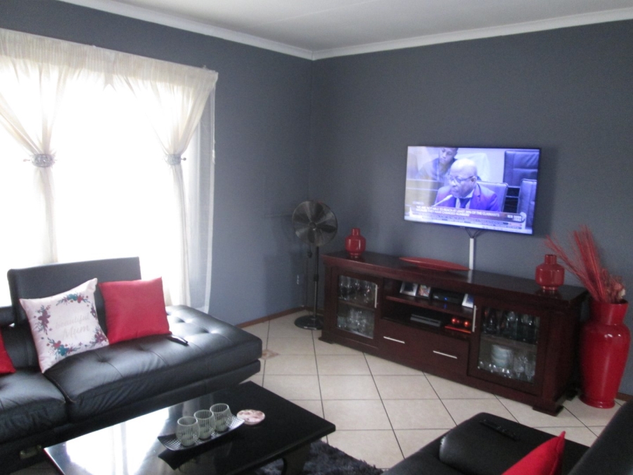 2 Bedroom Property for Sale in Bonaero Park Gauteng
