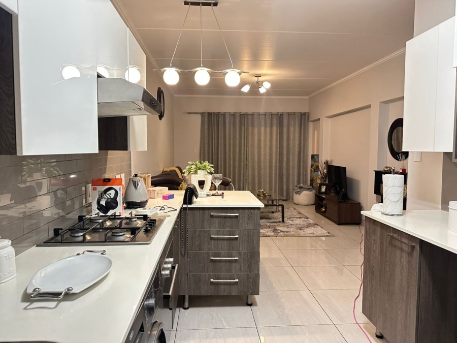 To Let 2 Bedroom Property for Rent in Glen Marais Gauteng