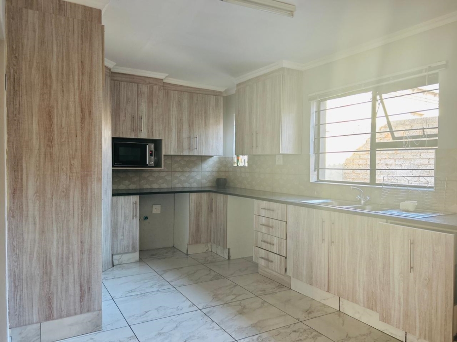 To Let 4 Bedroom Property for Rent in Noordwyk Gauteng