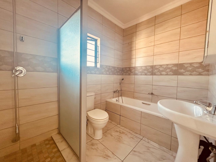 To Let 4 Bedroom Property for Rent in Noordwyk Gauteng