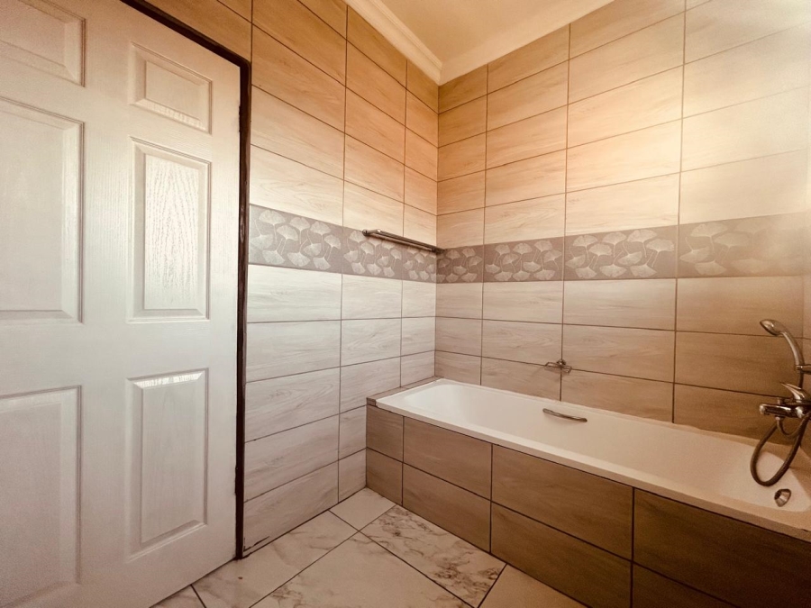 To Let 4 Bedroom Property for Rent in Noordwyk Gauteng