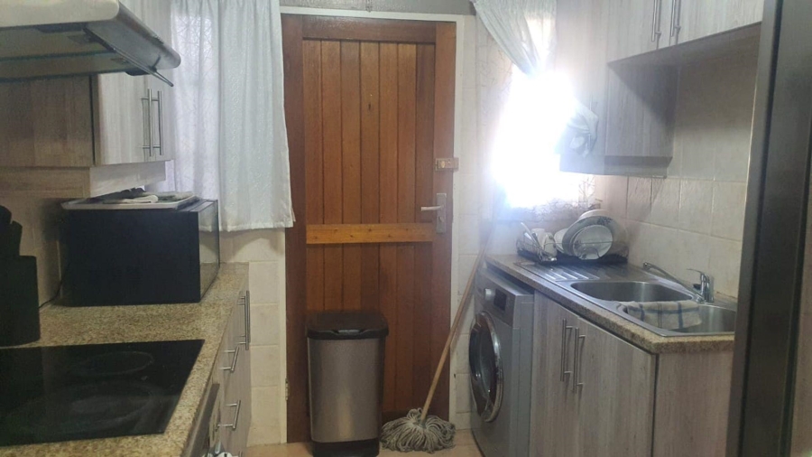 To Let 2 Bedroom Property for Rent in Corlett Gardens Gauteng
