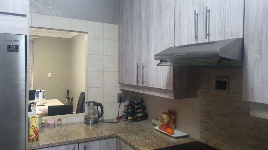 To Let 2 Bedroom Property for Rent in Corlett Gardens Gauteng