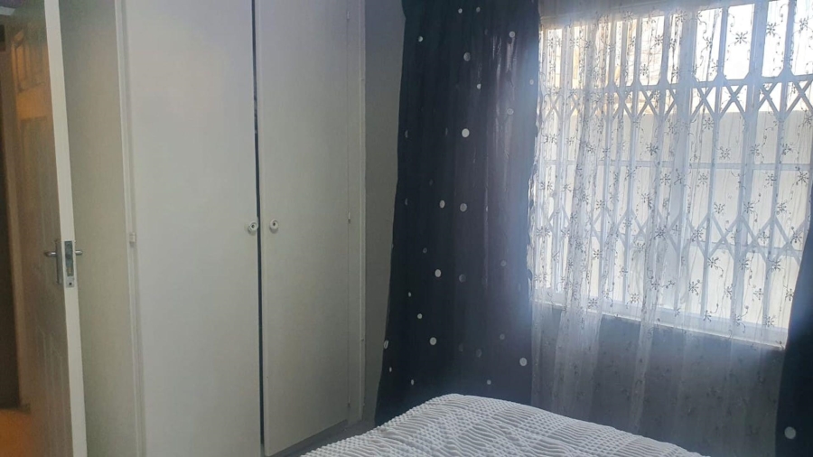 To Let 2 Bedroom Property for Rent in Corlett Gardens Gauteng