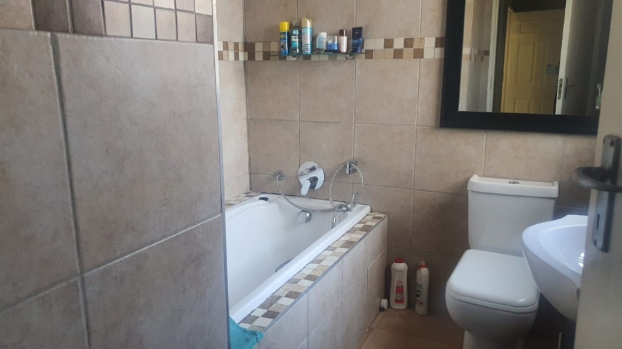 To Let 2 Bedroom Property for Rent in Corlett Gardens Gauteng