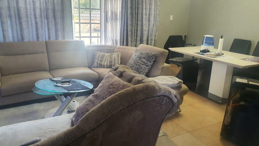 To Let 2 Bedroom Property for Rent in Corlett Gardens Gauteng