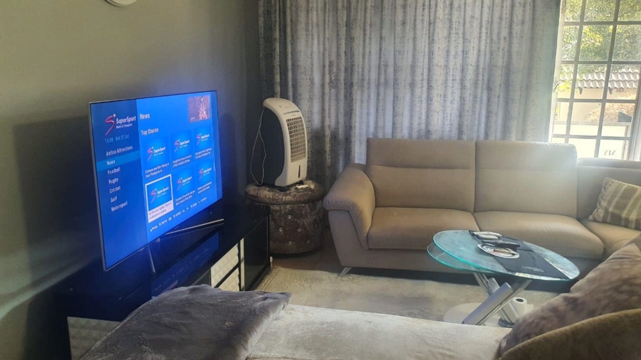 To Let 2 Bedroom Property for Rent in Corlett Gardens Gauteng