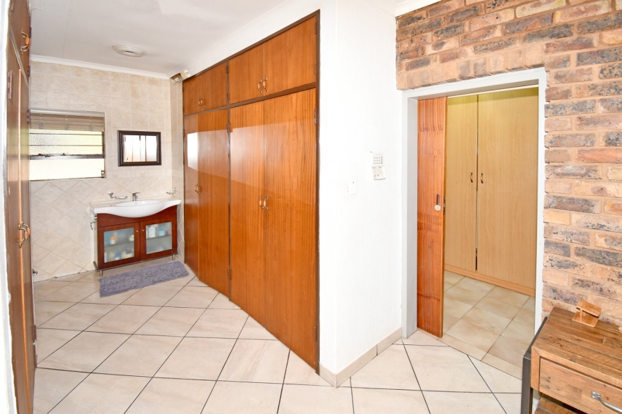 4 Bedroom Property for Sale in Eldoraigne Gauteng