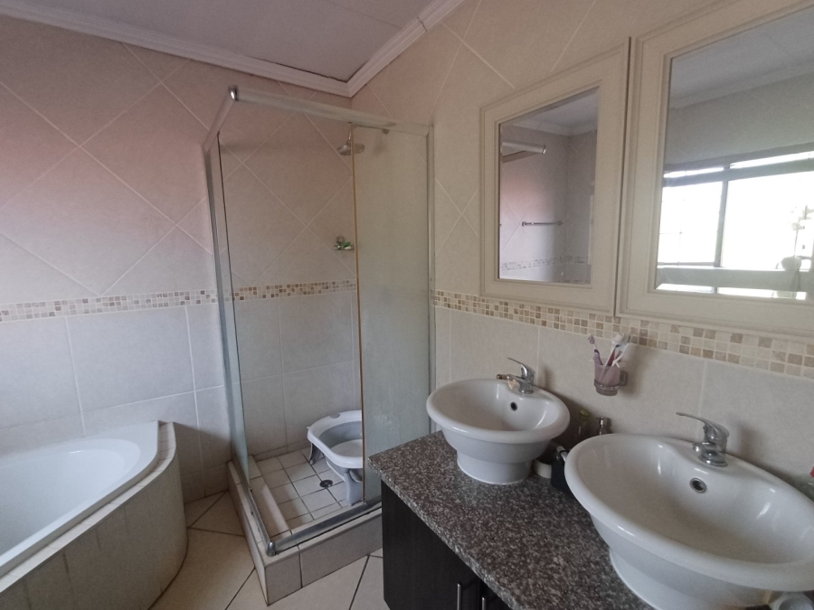 3 Bedroom Property for Sale in Raslouw Gardens Gauteng