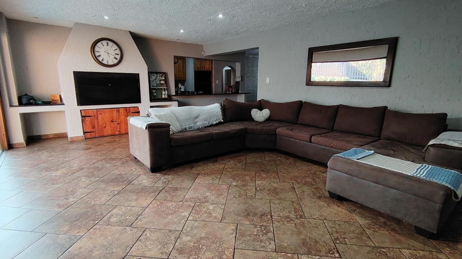 7 Bedroom Property for Sale in Eldoraigne Gauteng
