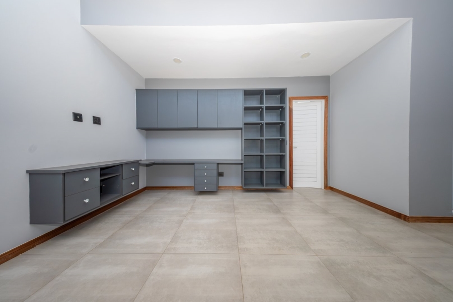 4 Bedroom Property for Sale in Greenstone Hill Gauteng