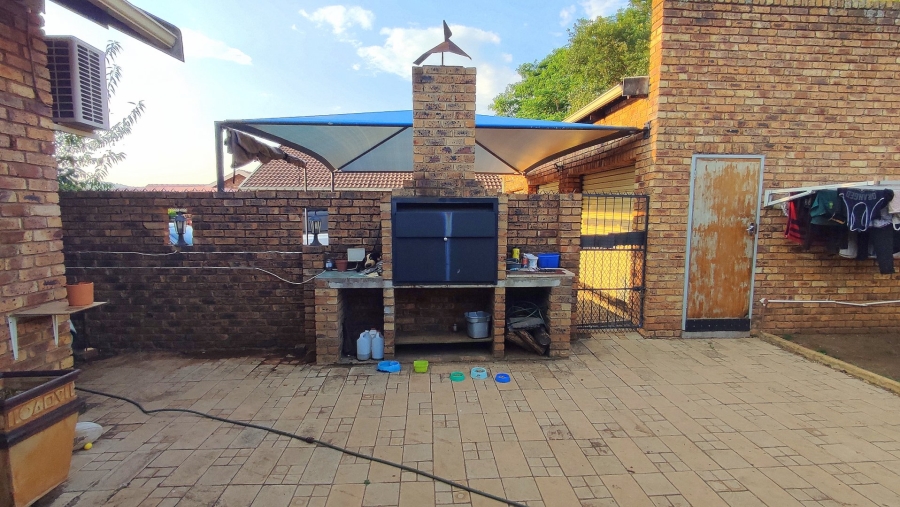 3 Bedroom Property for Sale in Eldoraigne Gauteng