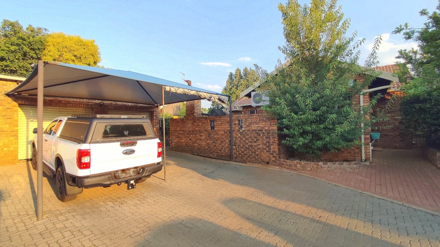 3 Bedroom Property for Sale in Eldoraigne Gauteng