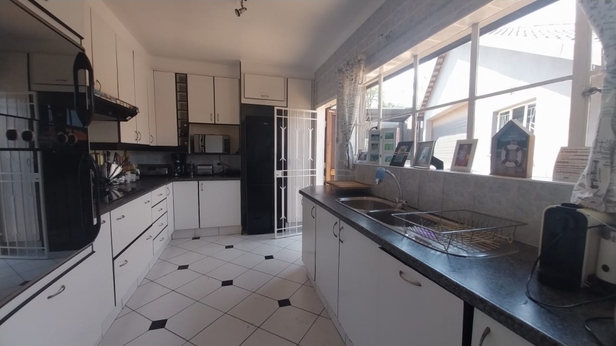 4 Bedroom Property for Sale in Mulbarton Gauteng