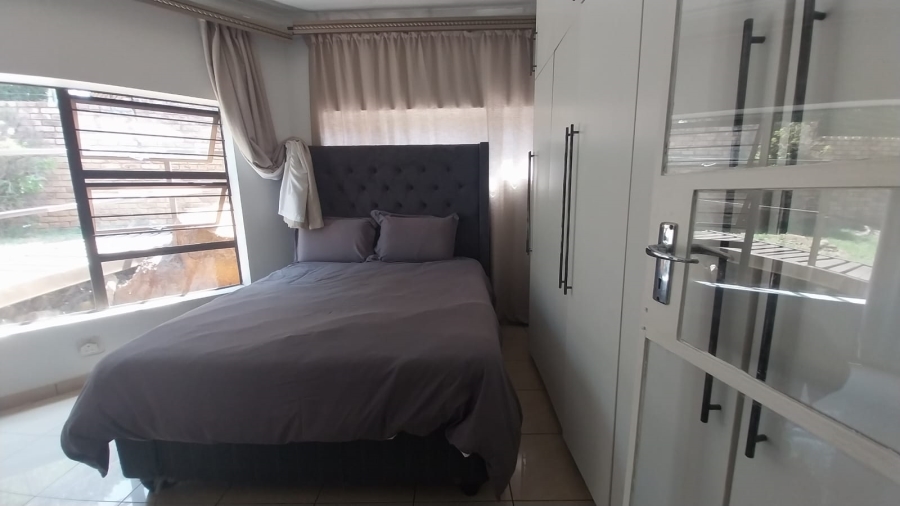 5 Bedroom Property for Sale in Glenvista Gauteng