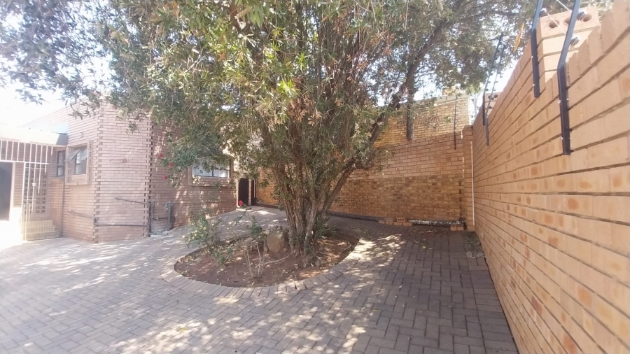 5 Bedroom Property for Sale in Glenvista Gauteng