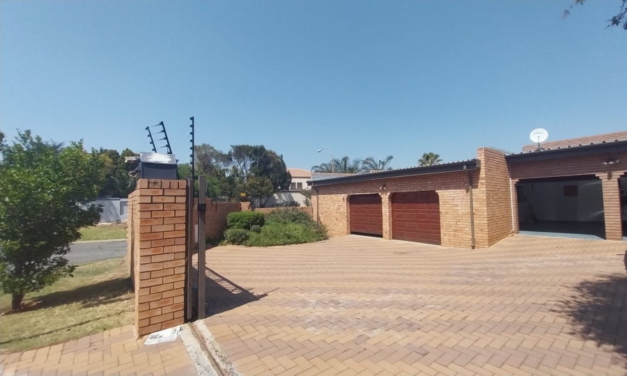 5 Bedroom Property for Sale in Glenvista Gauteng