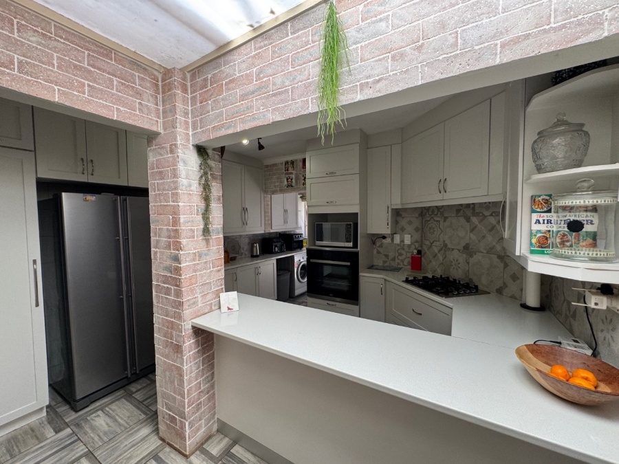 4 Bedroom Property for Sale in Glen Marais Gauteng