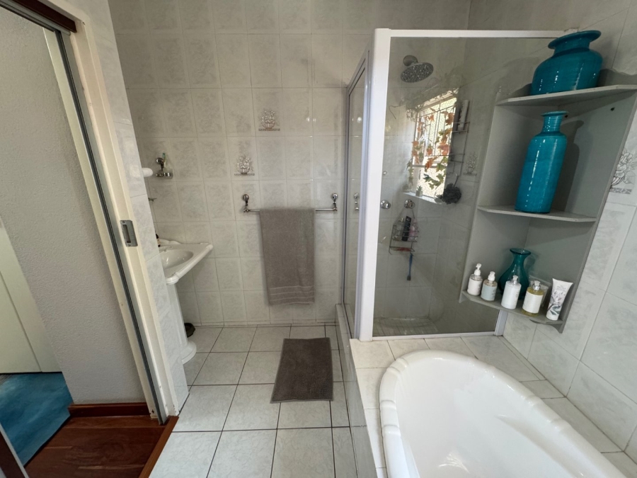 4 Bedroom Property for Sale in Glen Marais Gauteng
