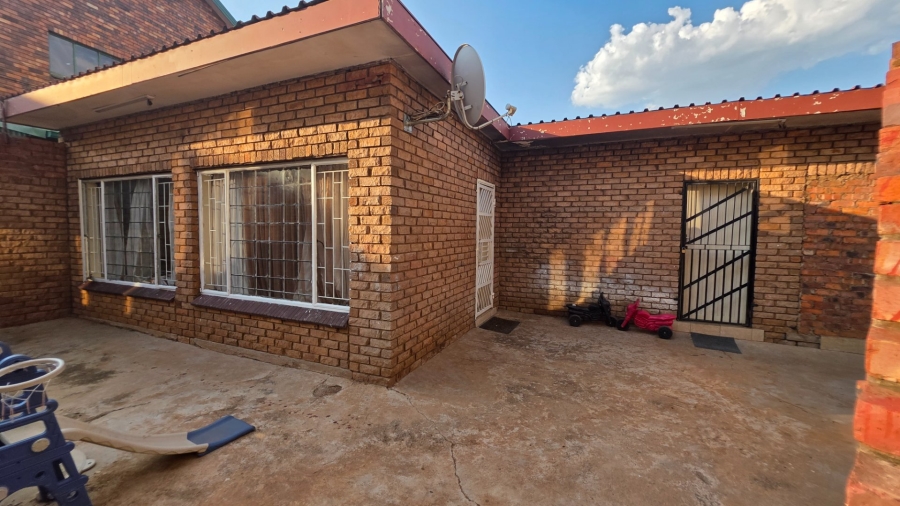 4 Bedroom Property for Sale in Laudium Gauteng