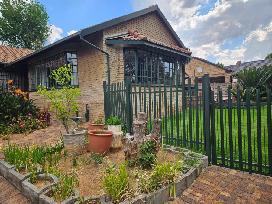 4 Bedroom Property for Sale in Weltevreden Park Gauteng