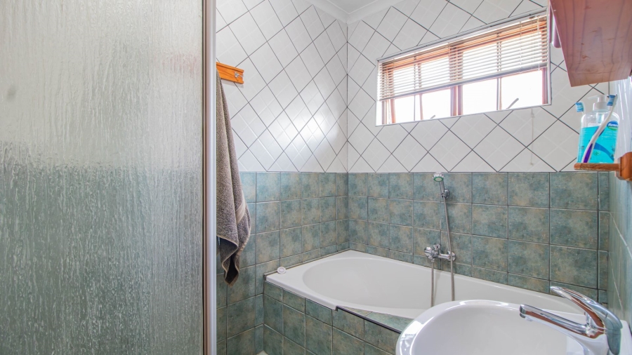 4 Bedroom Property for Sale in Bonaero Park Gauteng