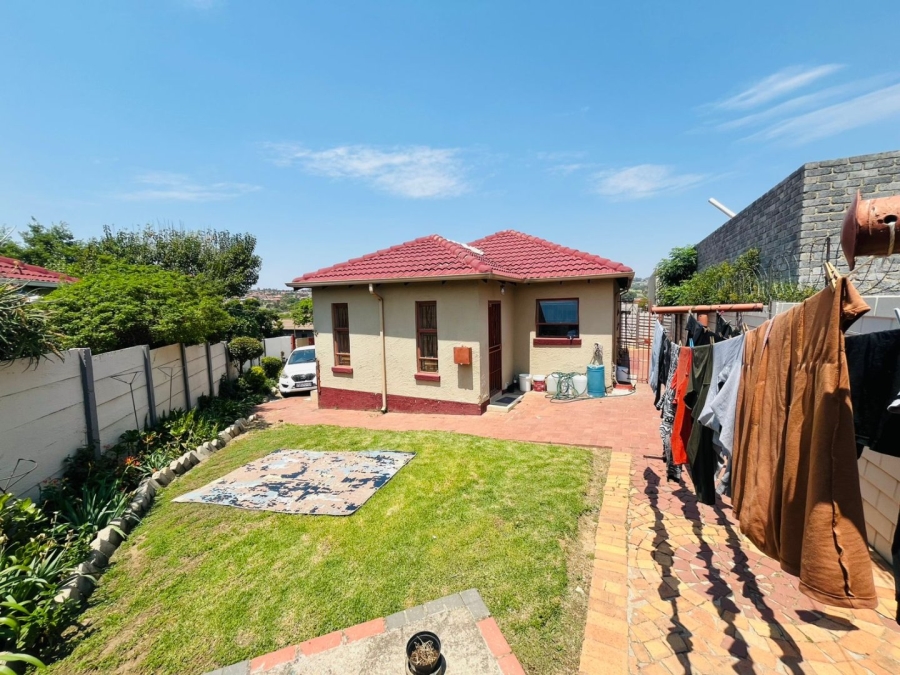 5 Bedroom Property for Sale in Cosmo City Gauteng