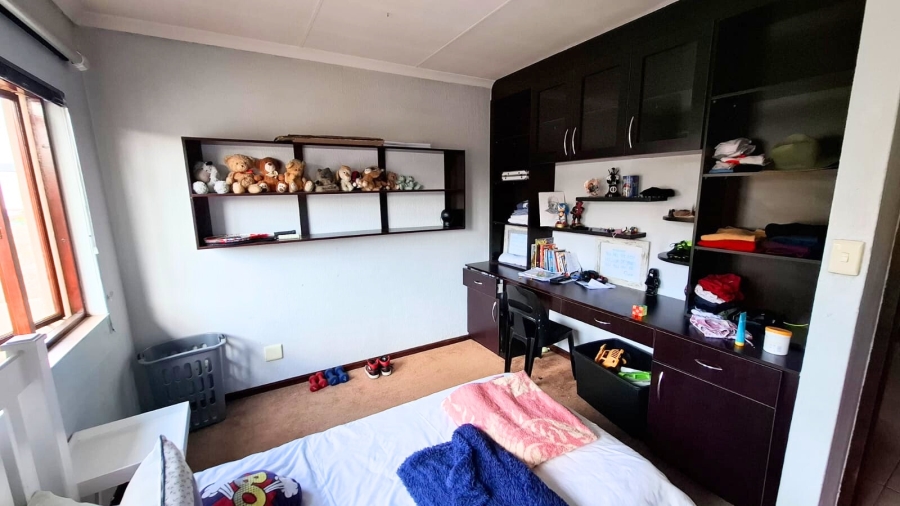 5 Bedroom Property for Sale in Erand Gardens Gauteng