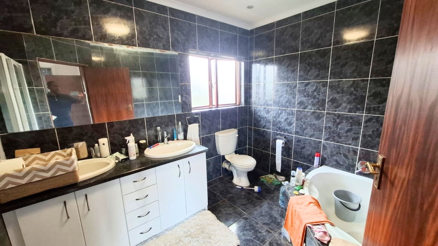 5 Bedroom Property for Sale in Erand Gardens Gauteng