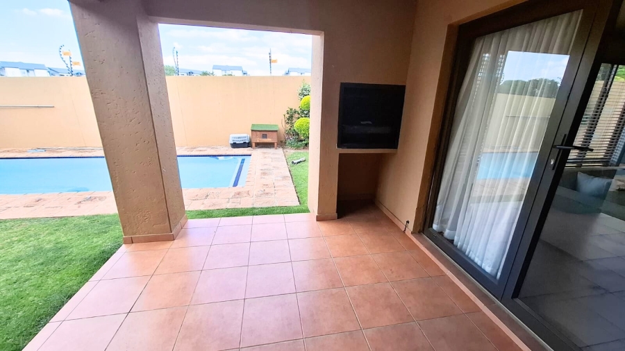 5 Bedroom Property for Sale in Erand Gardens Gauteng