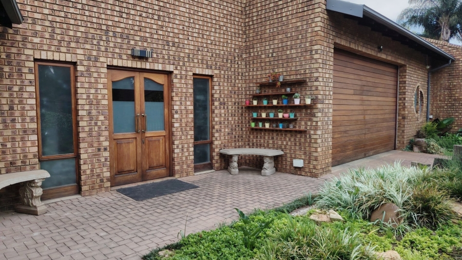 To Let 7 Bedroom Property for Rent in Eldoraigne Gauteng