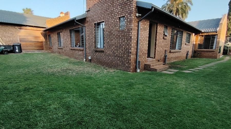 To Let 7 Bedroom Property for Rent in Eldoraigne Gauteng