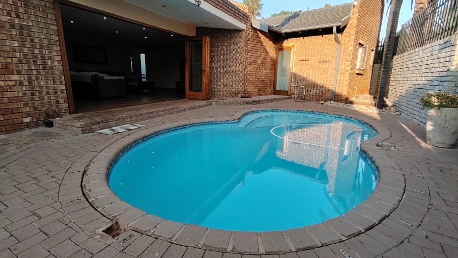To Let 7 Bedroom Property for Rent in Eldoraigne Gauteng