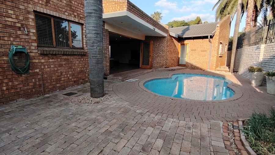 To Let 7 Bedroom Property for Rent in Eldoraigne Gauteng