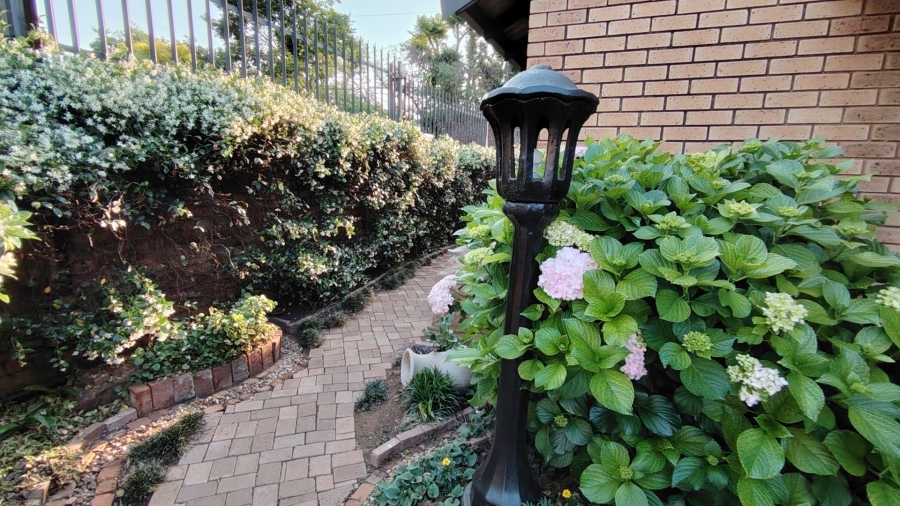 To Let 7 Bedroom Property for Rent in Eldoraigne Gauteng