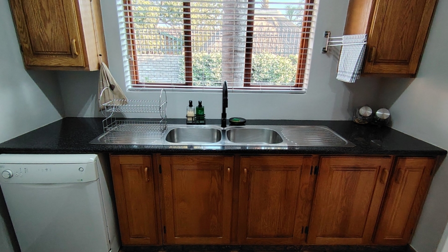 To Let 7 Bedroom Property for Rent in Eldoraigne Gauteng