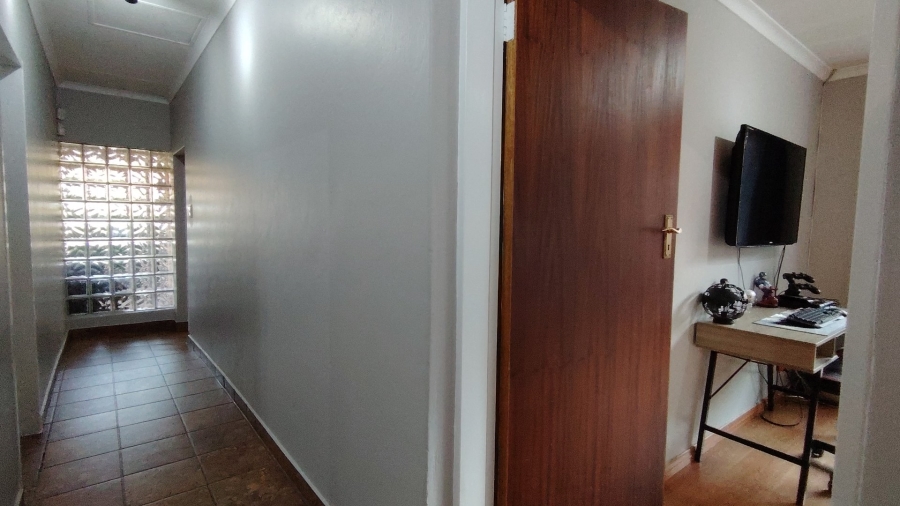 To Let 7 Bedroom Property for Rent in Eldoraigne Gauteng