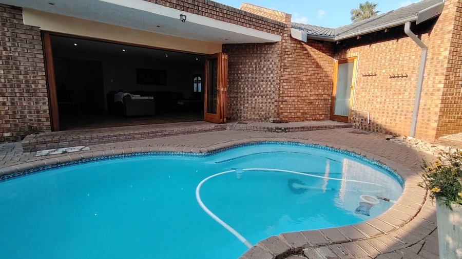 To Let 7 Bedroom Property for Rent in Eldoraigne Gauteng